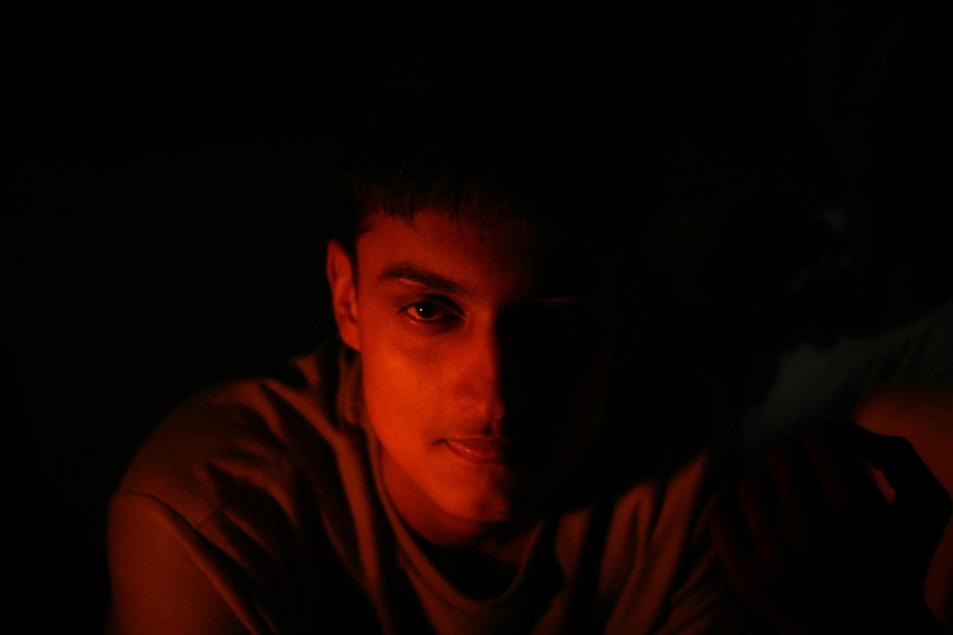 شخصية في لقطة درامية توضح الاهتمام بالتفاصيل والانطباع الأول