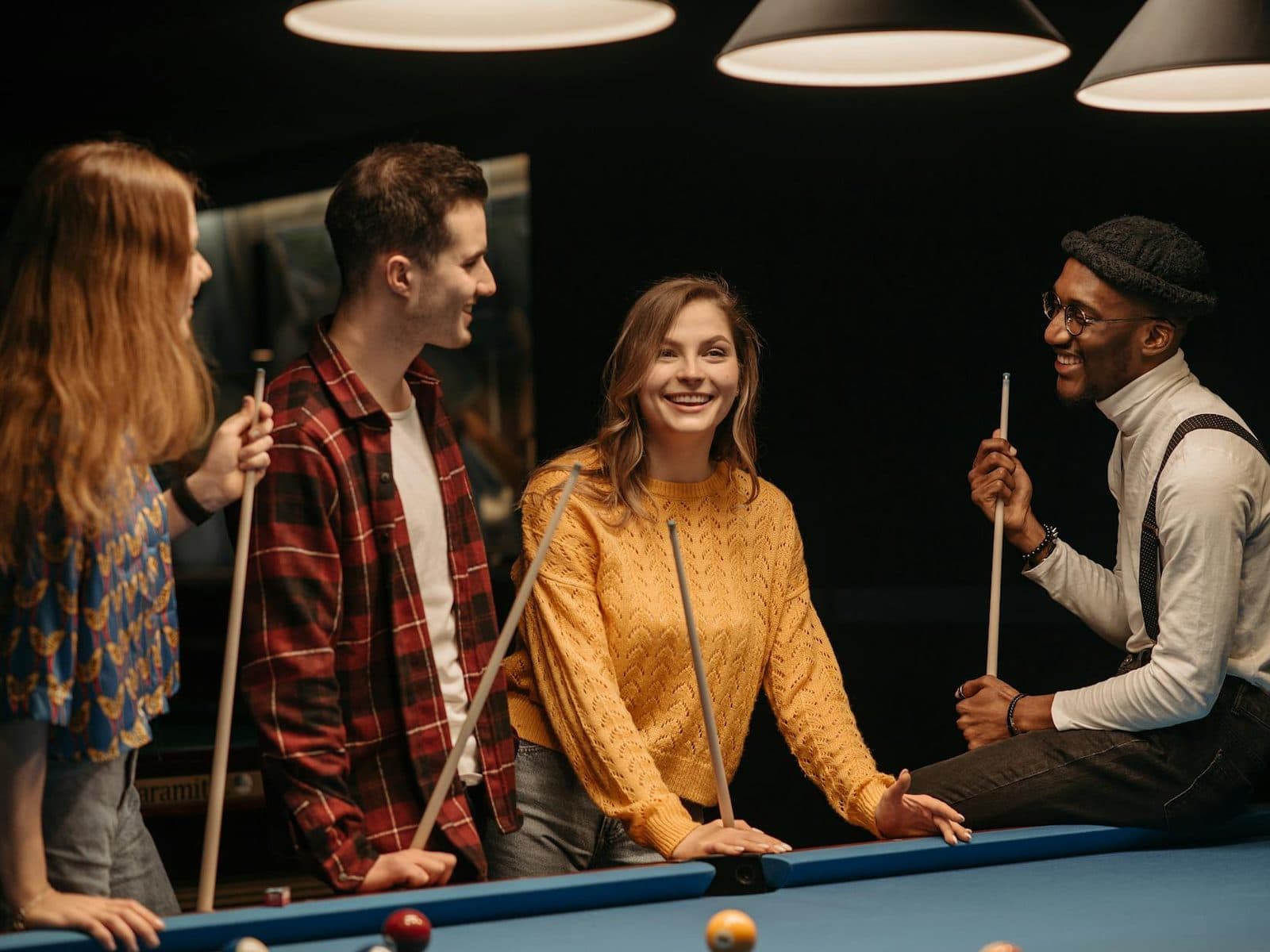 لقطة ودية لأصدقاء يجلسون معًا في مقهى