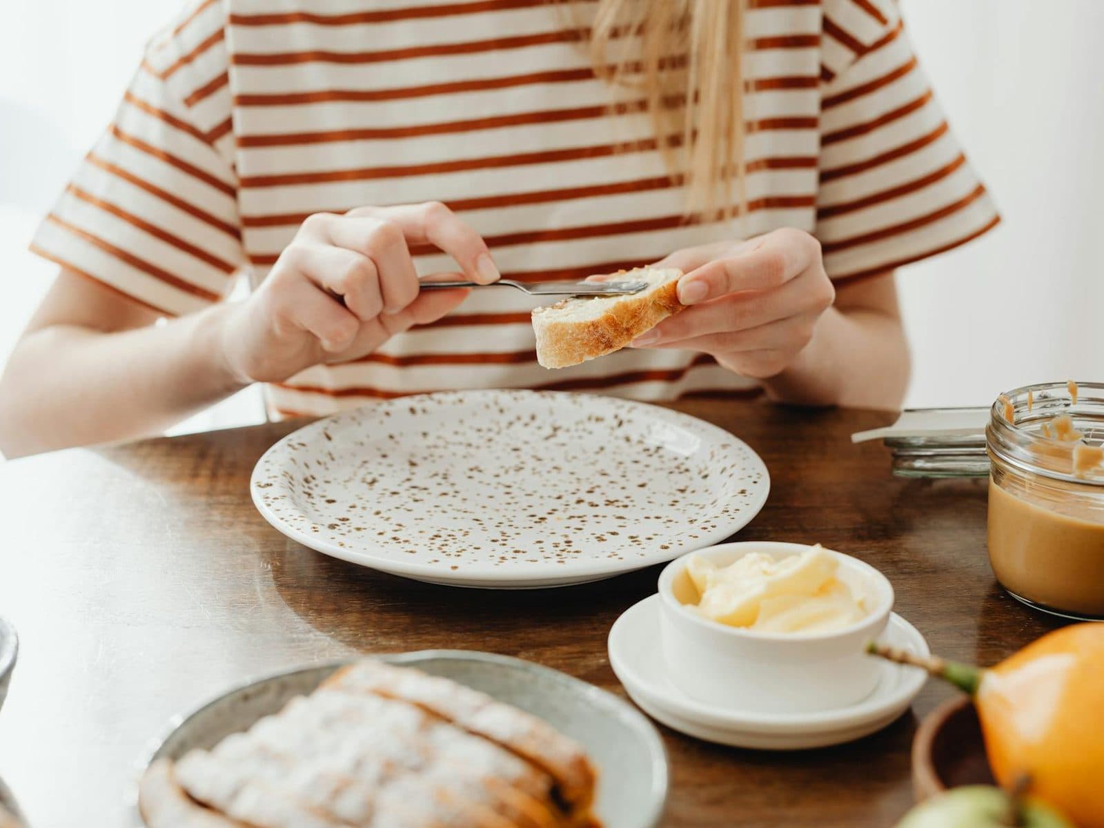 طبق عربي شهي على طاولة خشبية