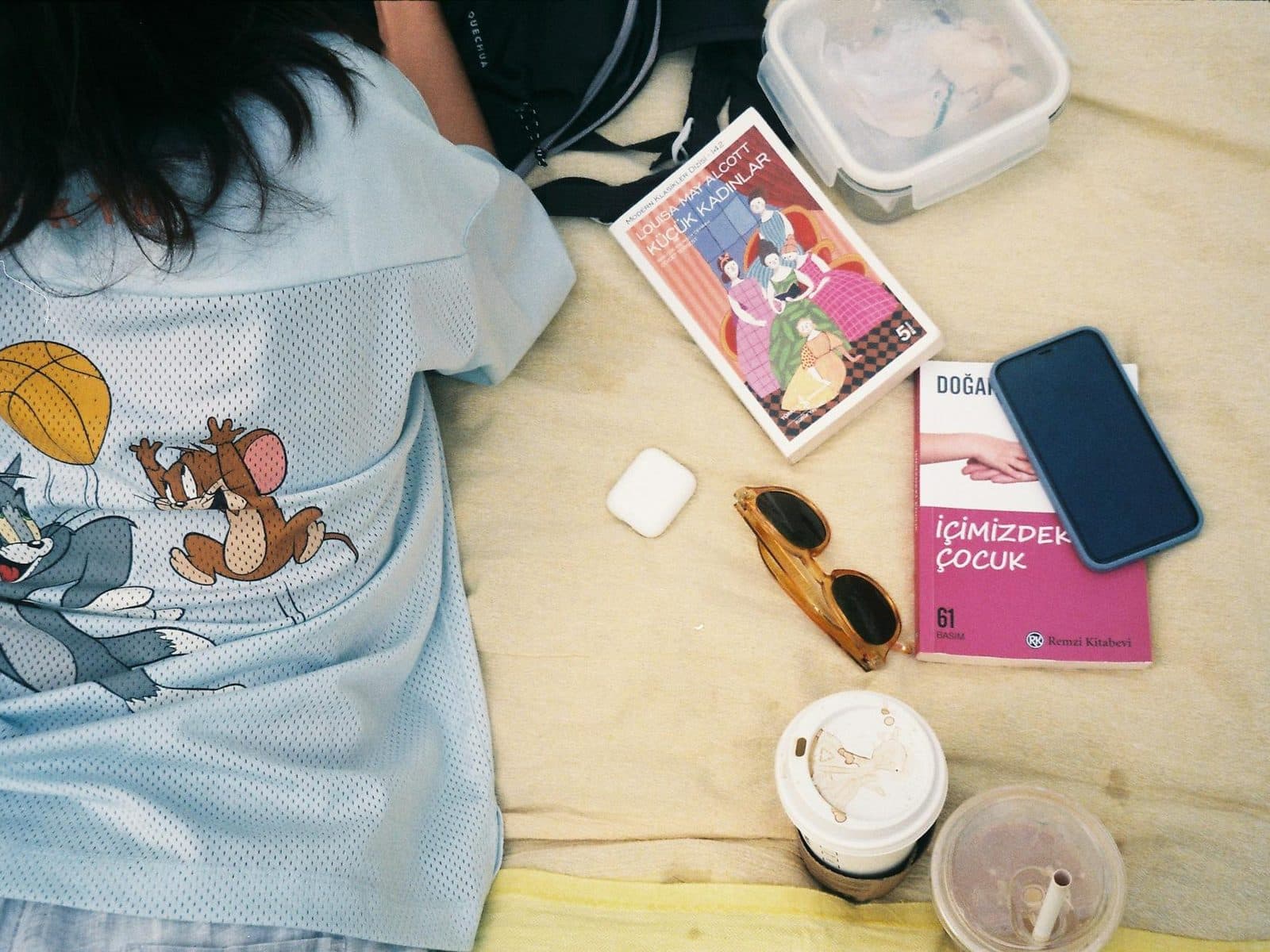 فطور بسيط مع ضوء صباحي دافئ